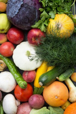 Olgun meyveler, sebzeler, böğürtlenler ve bitkilerle bitki arka planı. Doğurganlık ve iyi hasat kavramı.