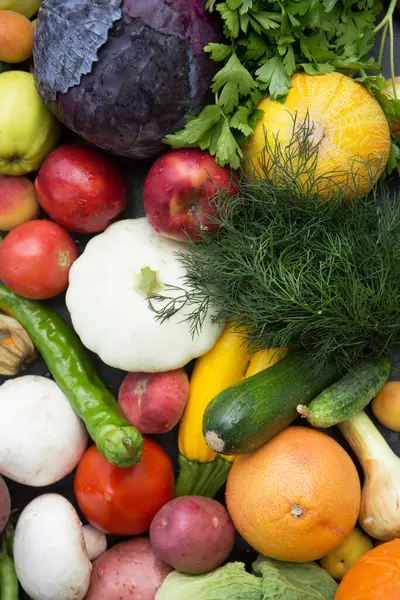 Olgun meyveler, sebzeler, böğürtlenler ve bitkilerle bitki arka planı. Doğurganlık ve iyi hasat kavramı.