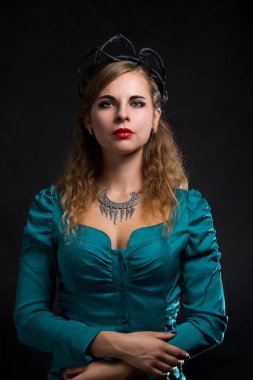 Siyah arka planda siyah taçlı güzel gotik kadın.