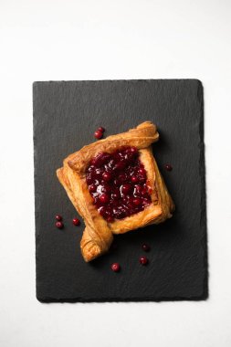 Lezzetli bir tatlı, dutlu puf böreği. Kızılcık tatlısı