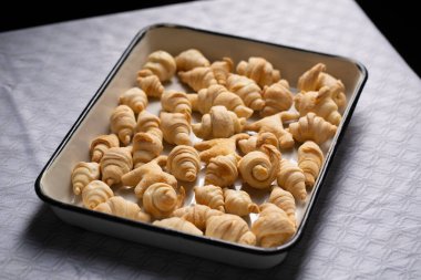 Küçük kruvasan ve kedi şeklinde kurabiyeler. Kabak kabağının yanında, beyaz bir kabağın içindeki puf böreğinden. Cadılar Bayramı yemek kavramı