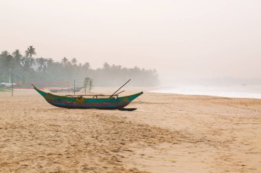 Hint Okyanusu 'nun kıyısındaki sahilde demirlemiş renkli güzel bir tekne.