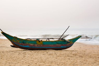 Hint Okyanusu 'nun kıyısındaki sahilde demirlemiş renkli güzel bir tekne.