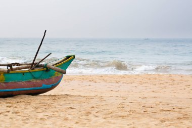 Hint Okyanusu 'nun kıyısındaki sahilde demirlemiş renkli güzel bir tekne.