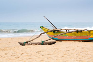 Hint Okyanusu 'nun kıyısındaki sahilde demirlemiş renkli güzel bir tekne.