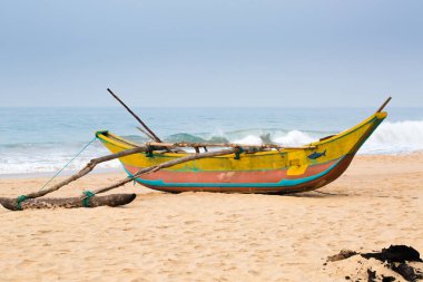 Hint Okyanusu 'nun kıyısındaki sahilde demirlemiş renkli güzel bir tekne.
