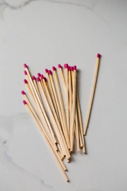 Pembe uçlu bir yığın tahta kibrit. Nostalji ve sıcaklık kavramı, ahşap eşleştikçe kamp ateşi ve sıcak akşamların anıları canlanıyor. Pembe uçlar biraz kaprisli.