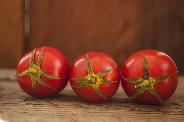Ganze Tomaten Auf Braunem Strukturiertem Holz — Stockfoto