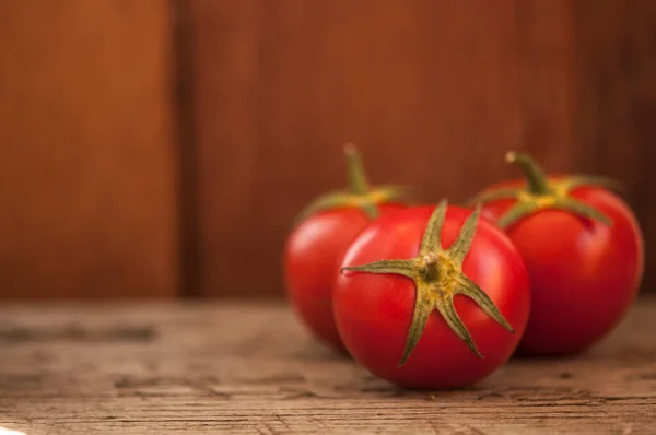 Tomates Inteiros Madeira Texturizada Marrom — Fotografia de Stock