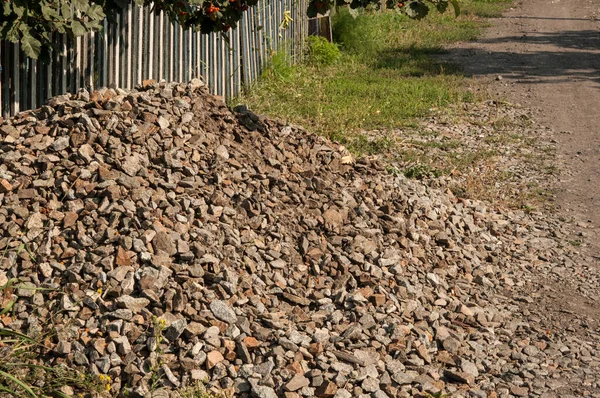 Grandes Pilhas Dos Escombros Perto Beira Estrada — Fotografia de Stock