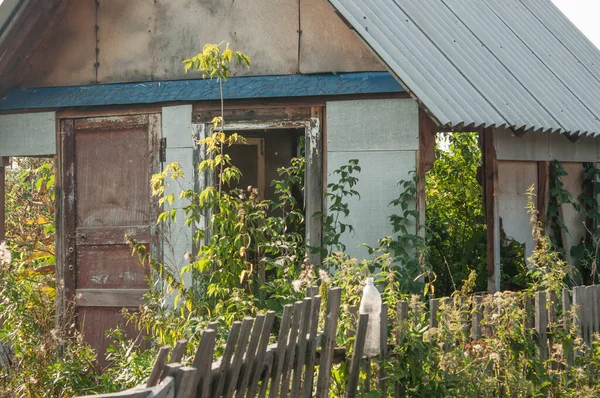 Gebäude Verlassenen Hauses Mit Grünen Blättern Überwuchert Haus Mit Sträuchern — Stockfoto