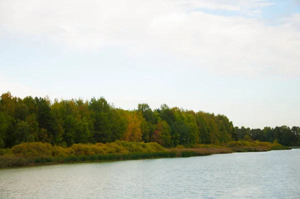 美丽的秋天风景与湖泊 — 图库照片