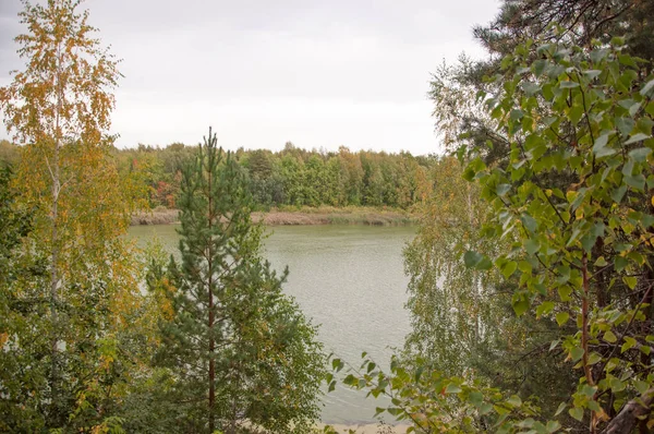 Ładny Jesienny Krajobraz Jeziorem — Zdjęcie stockowe