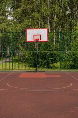 Açık bir sahada basketbol potası. spor konsepti