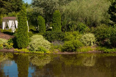 Güneşli yaz günlerinde göl kıyısında bankları olan dinlenme yeri.