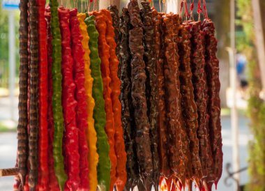 Churchkhela, yerel gıda pazarında ev yapımı fındık ve üzüm suyu ile geleneksel bir Gürcistan tatlısı.