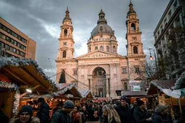 Budapeşte, Macaristan - 27 Aralık 2018: Budapeşte, Macaristan, Avrupa 'daki Aziz Stephen Bazilikası önünde Noel pazarı fuarı