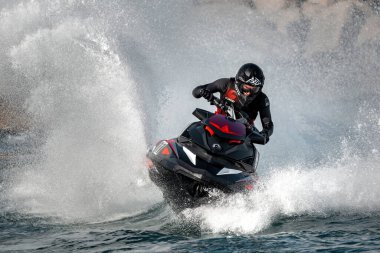 Limasol, Kıbrıs - 26 Kasım 2022: Yarışma sırasında jet ski binicisi