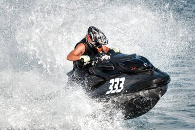 Limasol, Kıbrıs - 26 Kasım 2022: Profesyonel jet ski binicisi