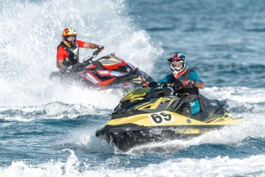 Limasol, Kıbrıs - 26 Kasım 2022: Profesyonel jet ski binicileri