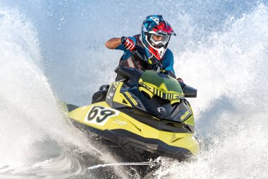 Limasol, Kıbrıs - 26 Kasım 2022: Profesyonel jet ski binicisi