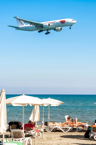 Larnaca Chypre Septembre 2022 Plage Mackenzie Atterrissage Boeing 777 21H — Photo