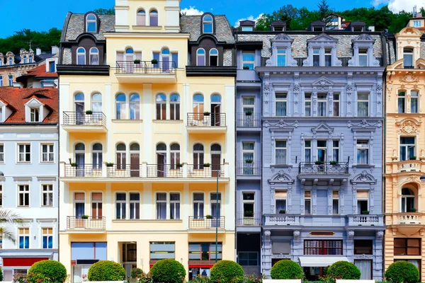 Colorida Fachada Del Edificio Histórico Ornamentado Vista Frontal Karlovy Vary — Foto de Stock