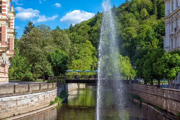 カルロヴィ ヴァリの噴水と遊歩道のあるテプラ川 — ストック写真