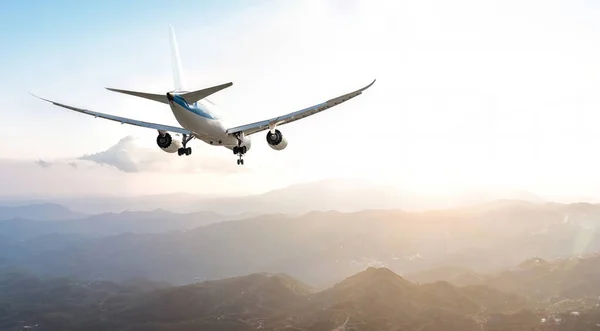 Passagiers Commerciële Vliegtuig Vliegen Boven Bergen — Stockfoto