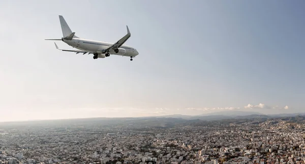 Passeggeri Aereo Commerciale Che Vola Sopra Limassol Città Cipro — Foto Stock