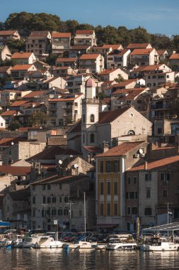 Eski Sibenik kasabası denizden görüldüğü gibi. Hırvatistan