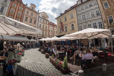 Prag, Çek Cumhuriyeti - 15 Mayıs 2019: Prag 'ın Eski Kenti' ndeki Erkek Namesti 'deki (Little Square) kafe ve restoranlarda insanlar