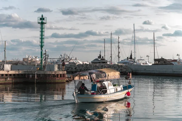 Traditionelles Zyprisches Fischerboot Verlässt Den Alten Hafen Von Limassol — Stockfoto