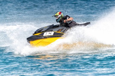Limasol, Kıbrıs - 26 Kasım 2022: Yarışma sırasında jet ski binicisi