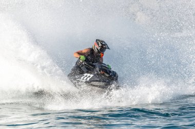 Limasol, Kıbrıs - 26 Kasım 2022: Yarışma sırasında jet ski binicisi