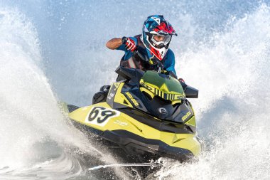 Limasol, Kıbrıs - 26 Kasım 2022: Profesyonel jet ski binicisi