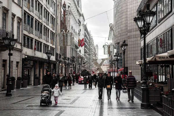 Βουδαπέστη Ουγγαρία Δεκεμβρίου 2018 Τουρίστες Στην Πολυσύχναστη Οδό Vaci Διάσημο — Φωτογραφία Αρχείου