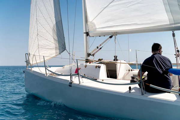 Homme Action Sur Yacht Sport Pendant Régate — Photo