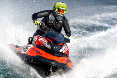 Limasol, Kıbrıs - 26 Kasım 2022: Profesyonel jet ski binicisi