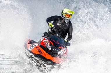 Limasol, Kıbrıs - 26 Kasım 2022: Profesyonel jet ski binicisi