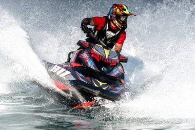 Limasol, Kıbrıs - 26 Kasım 2022: Profesyonel jet ski binicisi