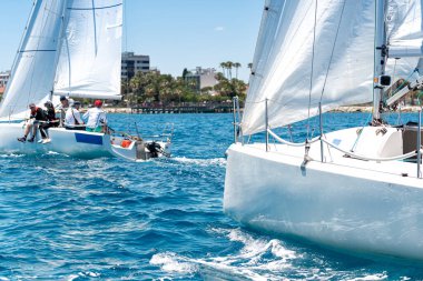 Yarış sırasında yelkenli teknenin teknesini kapatın.