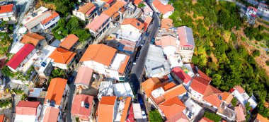 Agros 'un dağlık köyünün çatıları. Limasol İlçesi, Kıbrıs