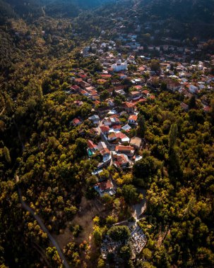 Pedoulas 'ın ünlü resimli dağ köyü. Marathasa Vadisi, Troodos, Lefkoşe Bölgesi, Kıbrıs