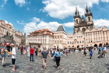Prag, Çek Cumhuriyeti - 17 Mayıs 2019: Prag 'daki Old Town Square' de turistler
