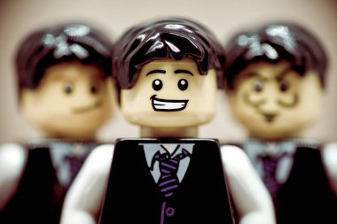 İş adamı kalabalığın içinde duruyor. İllüstrasyon başyazısı. 30 Temmuz 2023