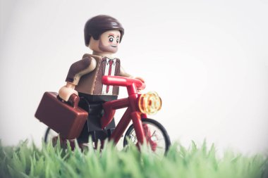 Bisikletle çalışmaya. İş konsepti. İllüstrasyon başyazısı. 30 Temmuz 2023