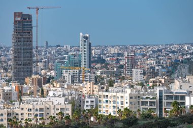Modern Gökdelenler ve inşaat alanlarıyla Limasol Skyline