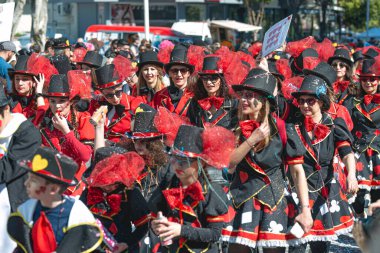 Limasol, Kıbrıs - 01 Mart 2020: Ünlü Limasol Karnaval Geçidi sırasında parlak mavi karnaval kostümlü insanlar