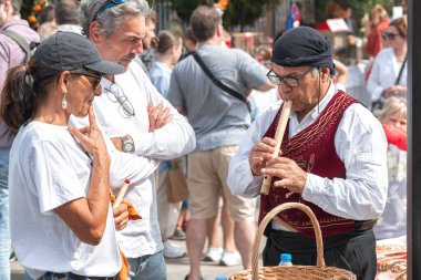 Dierona, Limasol Bölgesi, Kıbrıs - 12 Mart 2023: Halk Müzisyeni ve Dierona Mandarin Festivali konukları